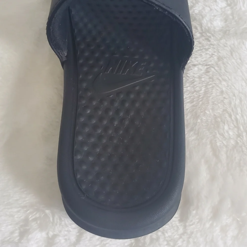 𝅺NIKE Benassi Black Slider Sandals Size Youth 1